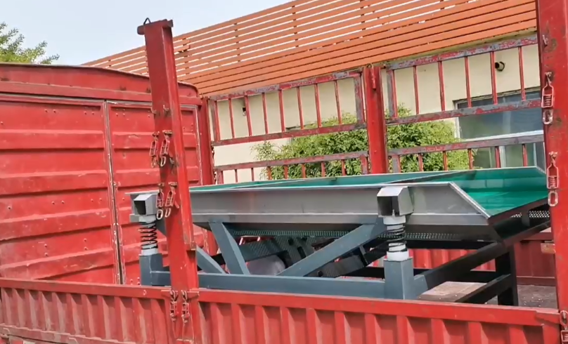 大型全自動豆芽去皮機(jī)裝車發(fā)貨 大型全自動豆芽去皮機(jī)裝車發(fā)貨